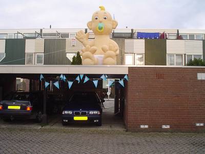 Opblaasooievaar en opblaasbaby