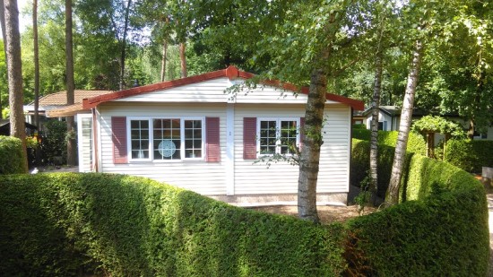 Te koop net onderhouden complete vakantiewoning (51m2) met eigen grond op een van de mooiste plekjes