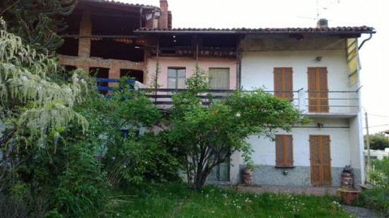 Dubbel buitenhuis met grote tuin in Caravino, Turijn, Italië