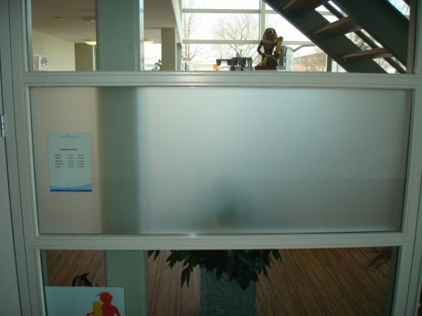 Installatie van glasfolie voor zon- of zichtwering