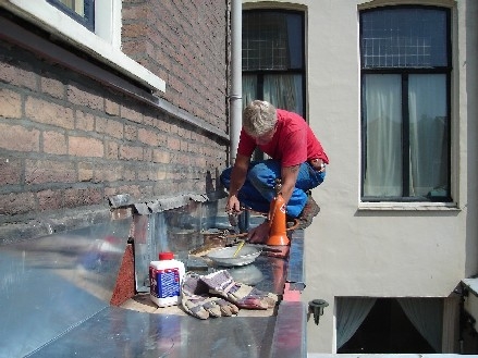 Sinds 1975 de specialist voor gevel, sanitair, lood, zink, dakwerkzaamheden en daklekkages.