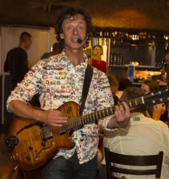 Gitarist Zanger Troubadour voor feest café of diner.