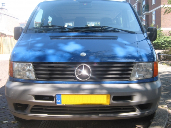 Zeven persoonsbus met chauffeur huren