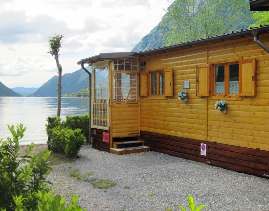 Twee mooie houten chalets DIRECT aan het meer van Lugano in Porlezza, Italië