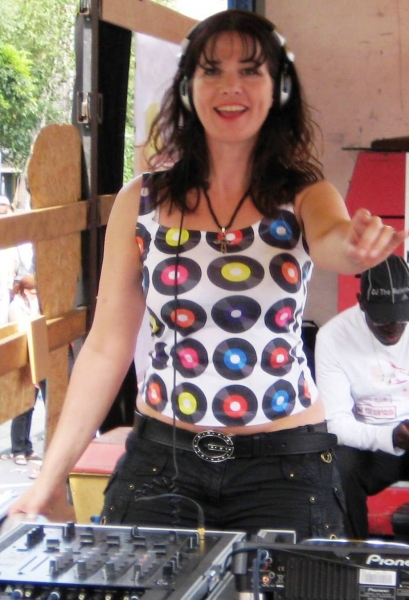 Vrouwelijke DJ da YUNFA draait latin & house
